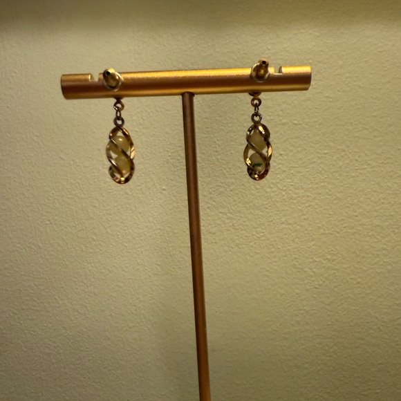 Vintage 1960s Gold/Pearl Post Back Swirl Earrings - Picture 5 of 8